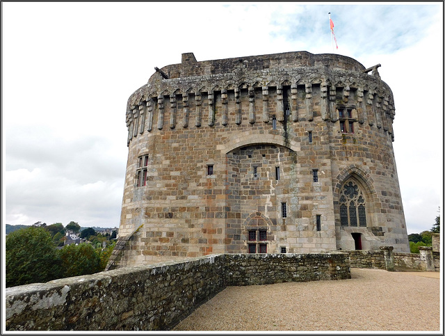 Dinan(22) journées du patrimoine : La tour-Palais extérieure du château