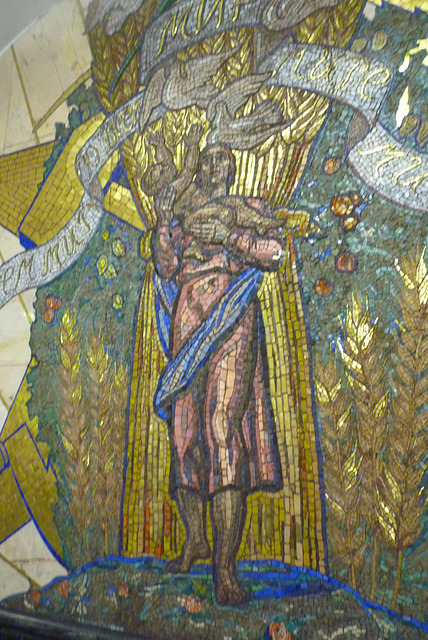 Mosaico en el metro de Moscú