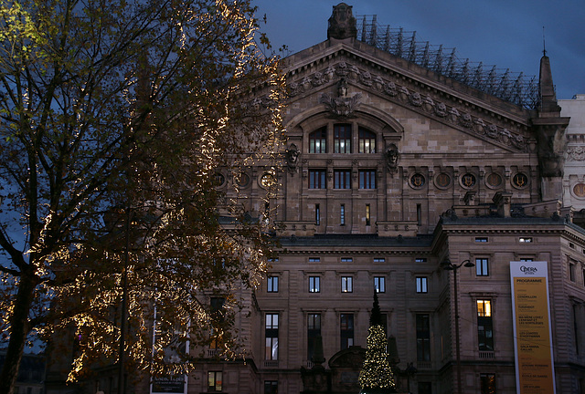 Vue arrière de l'Opéra Garnier .