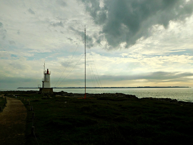le phare de Kerroc'h et son antenne mesure des vents cotiers