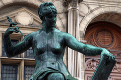 La Science - Bronze du sculpteur Jules Blanchard , devant l'Hôtel de Ville de Paris