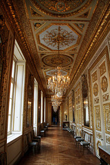 La galerie dorée - Hôtel de la Marine . Coût de la rénovation totale de l'Hôtel , 132 millions d'euros , participation de l'état 10 millions d'euros , le solde venant du mécénat .  .