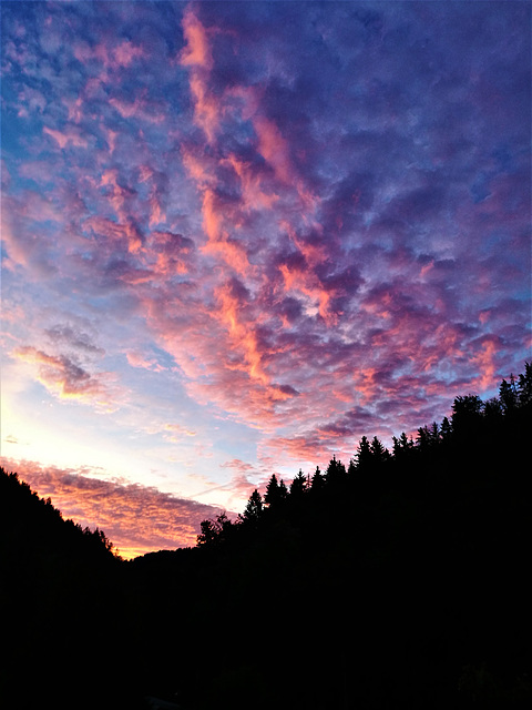 23.09.2019,06:54 Uhr - Morgenrot - der Tag erwacht mit prächtigen Farben und Wolkengebilden