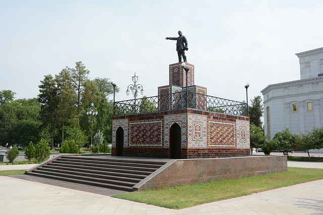 Ashgabat, Monument to Vladimir Lenin