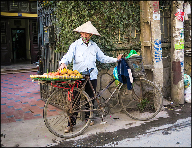 street vendor in Hanoi (pip)