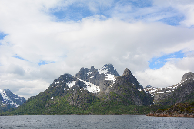 Norway, Lofoten Islands, Tengelfjord and Higravstinden Massif (1146m)