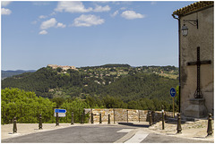 En face, le Castellet-Village - Gegenüber, das Castellet-Dorf - Opposite, the Castellet-Village