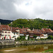 Eingebettet in einem Juratal am Fluss Doubs das Städtchen Saint-Ursanne