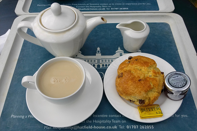 England 2016 – Hatﬁeld House – Tea with buttered scone with jam