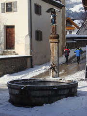 Fiss: Brunnen vor der Kirche