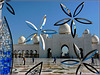 AbuDhabi : il gran piazzale attraverso la vetrata della moskea tenuto costantemente pulito e lucido - ingresso principale