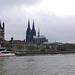Gross St. Martinkirche in Köln und rechts  der Kölner Dom