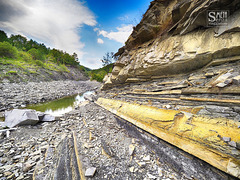 Strati di marne calcaree nel greto del torrente Mozzola
