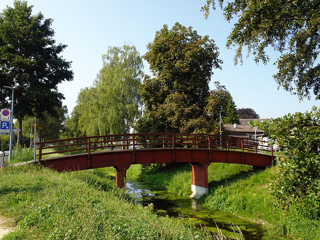 Brücke über einen kleinen Kanal ( Le Bey ) in Grandson