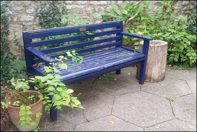 Oxford-blue garden seat