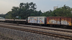 Convoi ferroviaire avec couleurs artistiques