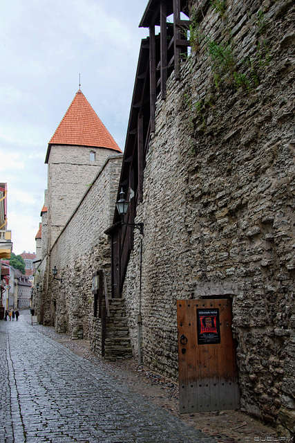 Tallinn - entlang der Stadtmauer (© Buelipix)