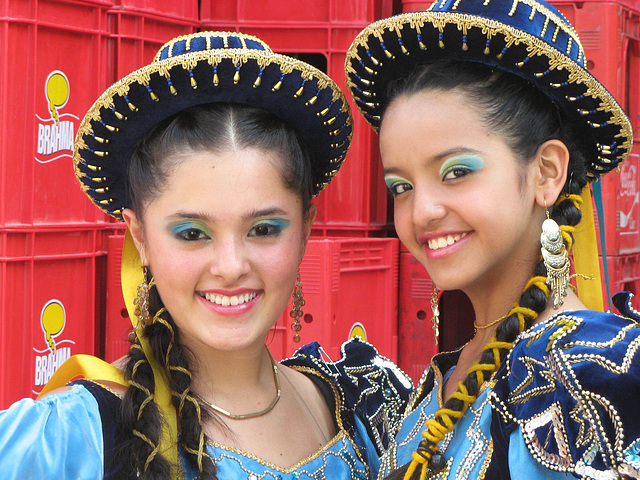 Two lovely smiles from lovely dancers at the Brisas del Titicaca