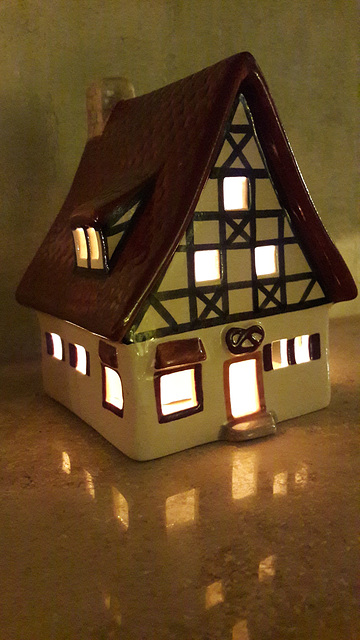 Kleine Dorfbäckerei als Lichthaus