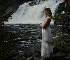 Dame am Wasserfall