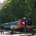 Der Zug fährt am Bahnhof Wyschenka ab