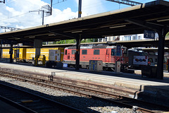 SBB Re 4/4 420 248-7 durchfährt den Bahnhof Neuenburg / Neuchatel mit Postwagen in richtung Biel / Bienne