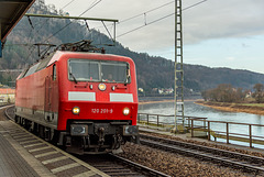 BR 120.2 im Bahnhof Königstein (sächs. Schweiz) auf der Fahrt Richtung Bad Schandau