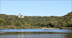 Siccieu-Saint-Julien-et-Carisieu (38) 9 septembre 2013. L'étang de Ry et le château de Saint Julien.