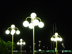 AbuDhabi : una distesa di lampioni illumina il grande parcheggio della Moskea Sheikh Zaied