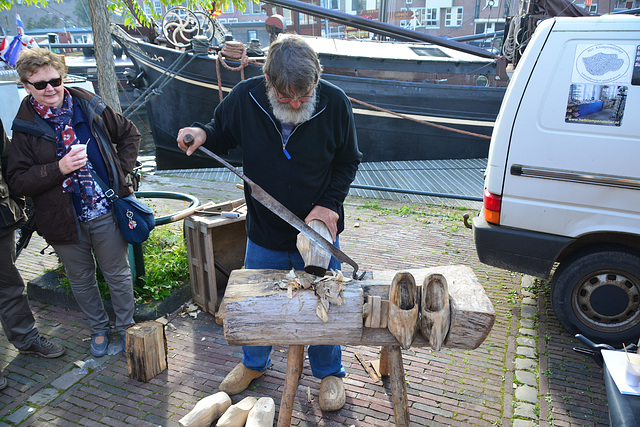 Leidens Ontzet 2015 – Making wooden shoes