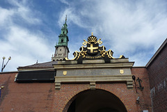 El Monasterio de Jasna Góra (se pronuncia Yasna Gura) se encuentra en la ciudad de Czestochowa, al sur de Polonia, es famoso porque allí se encuentra un famosísimo icono de la Virgen, la Virgen de Czestochowa.
