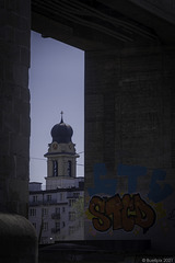 Blick vom Dammsteg unter dem Eisenbahnviadukt durch zur Kirche St. Josef (© Buelipix)
