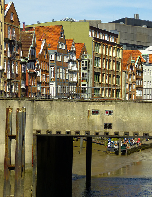 Nikolaifleet, Niedrigwasser - Blick durch die Schleuse der Hohen Brücke auf den Ponton des Restaurants Ti Breizhe (PiP)