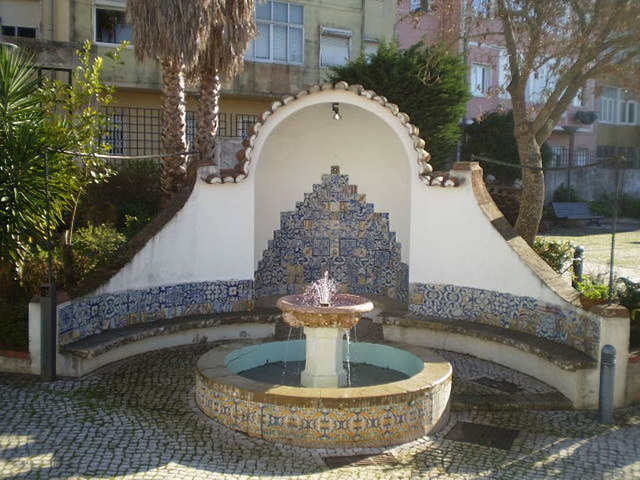 Fountain in the garden of Roque Gameiro House.