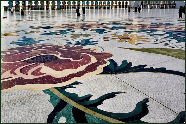 AbuDhabi : ecco una foto del mosaico del grande piazzale esterno