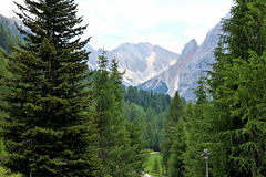 Blick vom Wanderweg zu den Ritwiesen auf die Berge im Val de Fanes