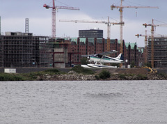 Das Wasserflugzeug De Havilland Beaver D-FVIP im Landeanflug von einer Hafenrunde (2004, Hamburg)