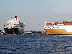 Queen Mary 2 on visit at Cruise Terminal Harbour City (2004 Juli 19)