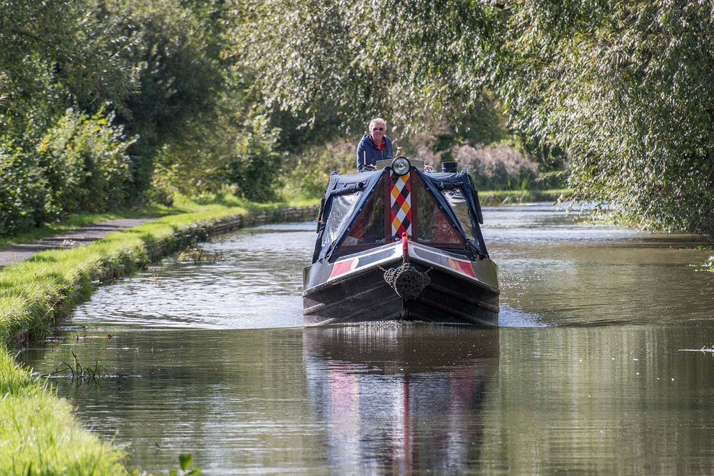 A narrow boat making slow progress long the canal