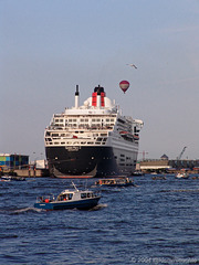 Allerhand los! Queen Mary 2 am Cruise-Terminal Hamburg (2004-07-19)