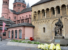 Mainz - Bonifatiusstatue vor dem Dom