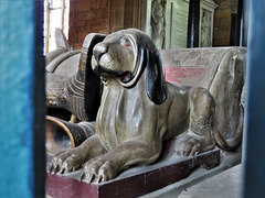 great brington church, northants (51)dog at feet of effigy on c16 tomb of robert, baron spencer and margaret willoughby by jasper hollemans erected 1599
