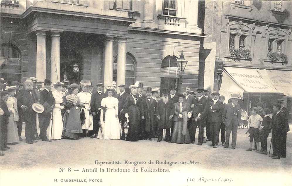 La 1-a UKo en Bulonjo-sur-maro 1905 - bildkarto n-ro 8 - Antaŭ la Urbodomo de Folkestone