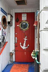 Die rote Tür mit Anker