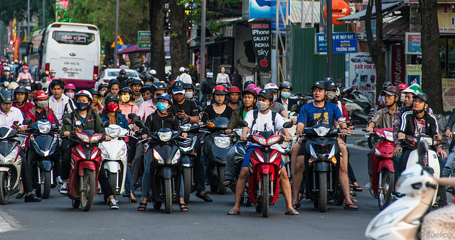 Strassenverkehr in Hue (© Buelipix)