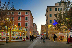 Atmosfera natalizia in piazza