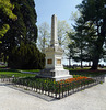 Denkmal umgeben von Tulpen