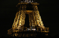 Je suis une tour de plus de 300 mètres de hauteur , j'ai 132 ans , je fais partie du paysage parisien , je suis , je suis ......