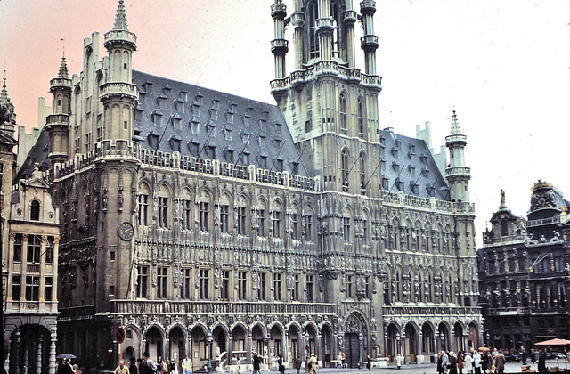 Bruxelles (B) 14 mai 1977. (Diapositive numérisée). La Grand-Place. L'Hôtel de Ville.