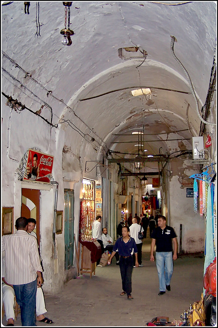 Tunisi : una galleria del souk della Medina